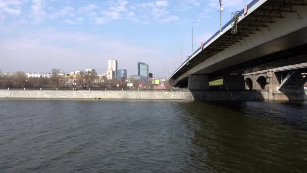 Schöne Aussicht auf die Brücke und den Fluss — Stockvideo