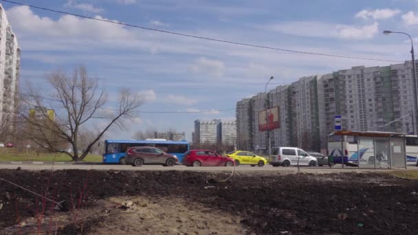 Vista de los coches en una carretera de la ciudad y excavado en el primer plano — Vídeo de stock