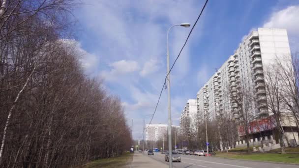Uitzicht op de blauwe lucht en de stad straat op een heldere zonnige dag — Stockvideo