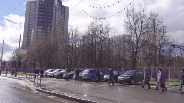 Moskou - 12 April 2017: Voetgangers lopen langs de straat — Stockvideo