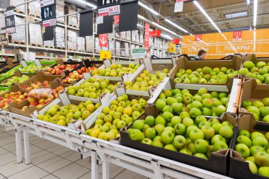 Moskova Rusya - 13 Nisan 2017: alışveriş merkezi Auchan. Yeşil elma.