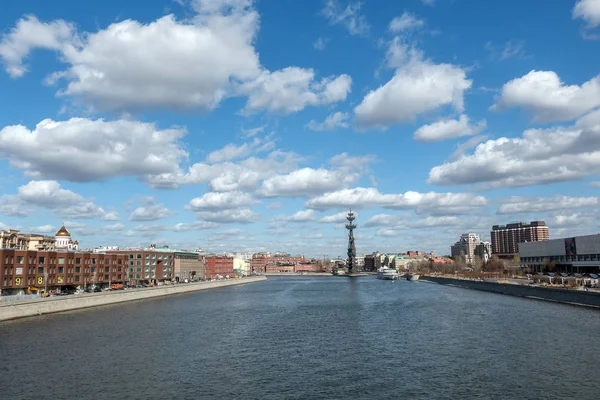 Moscou, Rússia - 23 de março de 2017: Paisagem para o rio Moskva, nuvem e céu . — Fotografia de Stock