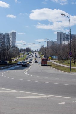 Moskova yolu ile gök. Otomobil sürücüleri Moskova'da yolda