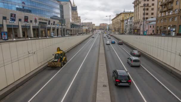 俄罗斯莫斯科-2017 年 4 月 23 日︰ 莫斯科的道路。查看从桥下道路 — 图库视频影像