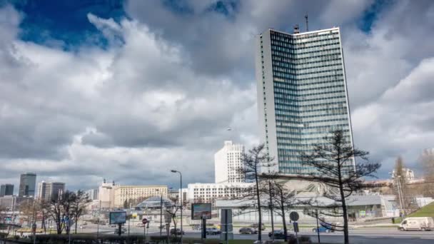 Moscou Rússia - 23 de abril de 2017: Uma bela paisagem com nuvens no centro de Moscou . — Vídeo de Stock