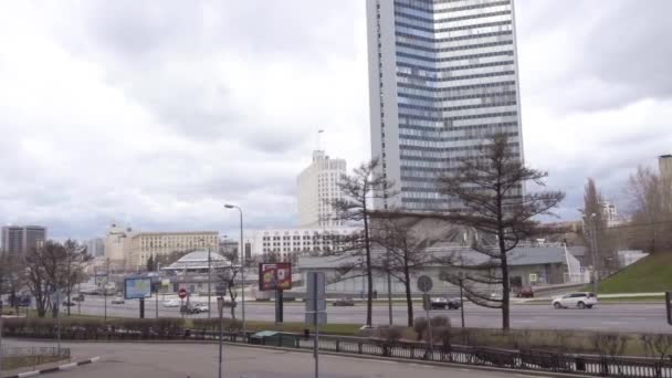 Ruch samochodów na ulicy Nowy Arbat, w dniu Niedziela — Wideo stockowe
