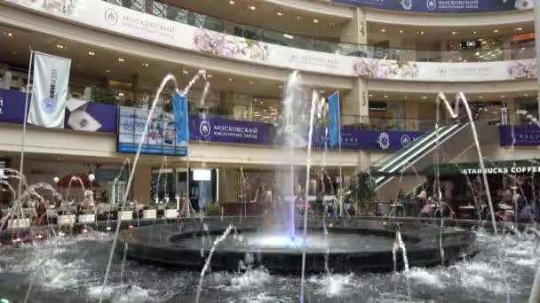 Dancing fountain in Afimall City. The AFIMALL City retail and entertainment complex is located at Moscow City — Stock Video