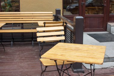 Küçük kahvede Merkezi küçük ahşap masa ve sandalyeler