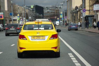 Moskova Rusya - 24 Nisan 2017: Moskova sokakta sarı taksi