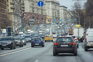 Moskova Rusya - 24 Nisan 2017: Moskova yolda Dat trafik