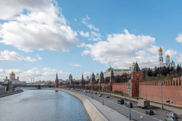 Kremlin van Moskou en de dijk van de rivier Moskva — Stockfoto