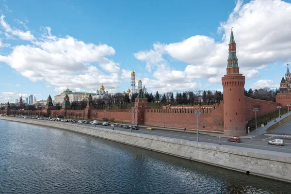 Moskova Kremlin ve Moskova Nehri'ne çıkabilir.