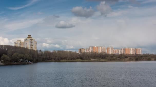 モスクワの南の行政地区のボリソフ池のタイムラプス — ストック動画