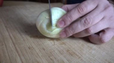 Bir ahşap tahta üzerine soğan dilimlenmiş. Yakın çekim