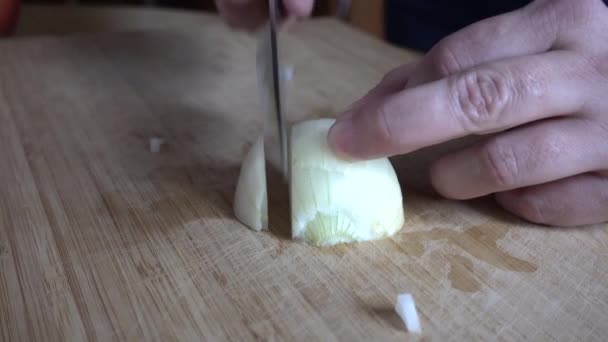 Φέτες κρεμμύδι σε μια ξύλινη σανίδα. — Αρχείο Βίντεο