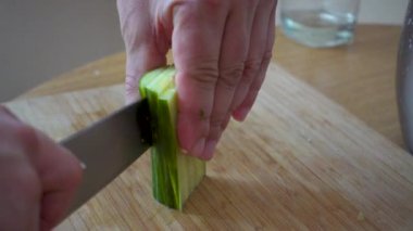 Salatalık ahşap bir gemide Dilimleme