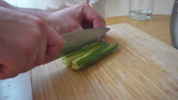 Komkommer snijden op een houten bord. — Stockvideo