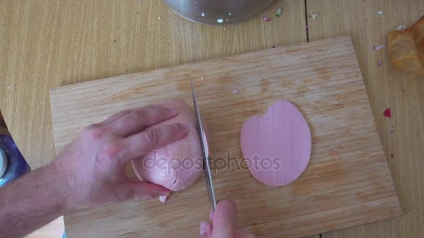 Cortar la salchicha en una tabla de madera para okroshki — Vídeo de stock