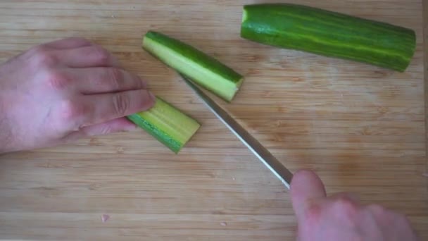 Skivning gurka på en trä vildsvin — Stockvideo