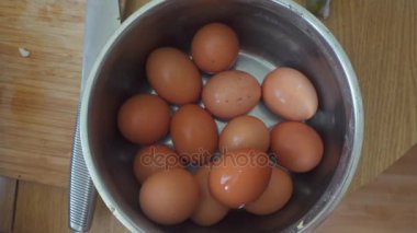 Metal bir tavada tavuk yumurta seçimi