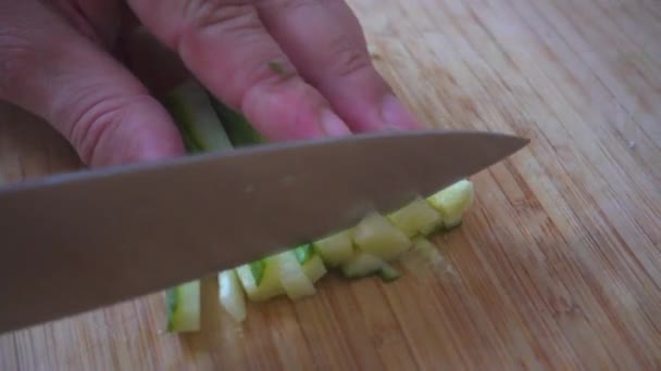 Corte de pepino em uma tábua de madeira . — Vídeo de Stock