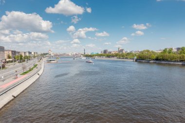 Moskova Nehri, Novoandreevsky Köprüsü'nden Kırım köprüden görünümünü