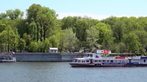 МОСКВА, РОССИЯ - 18 мая 2017 года: Корабль плывет по Нескучному саду — стоковое видео