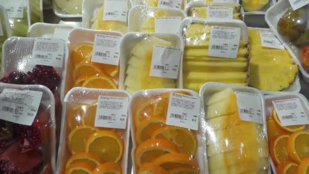 Moskou, Rusland - 21 mei 2017: Assortiment van gesneden fruit in een pakket in een supermarkt i-favoriet — Stockvideo