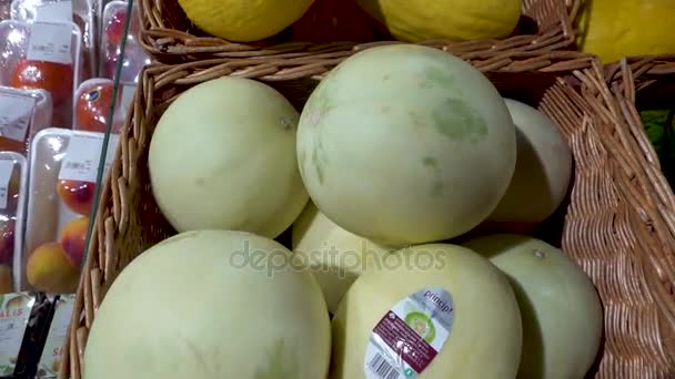 MOSCÚ, RUSIA - 21 de mayo de 2017: Surtido de melones en venta en un supermercado i-Favorite — Vídeo de stock