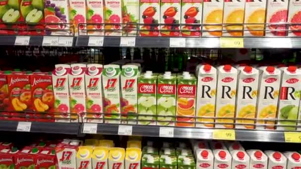 Moskva, Ryssland - 21 maj 2017: Olika typer av juice i tetra paketet i en stormarknad i-favorit — Stockvideo