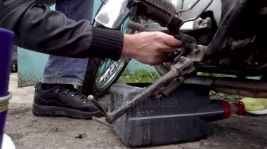 Binici cıvata moto yağ değişimi için unscrews