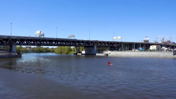 MOSCOW, RÚSSIA - 18 de maio de 2017: Vista Dorogomilovsky Bridge and Moscow River — Vídeo de Stock