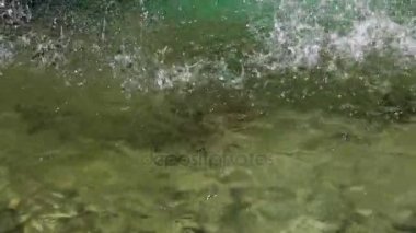Şehir Parkı içinde Çeşme kapatın. Ağır çekimde su yüzeyinde sıçramasına su damlaları
