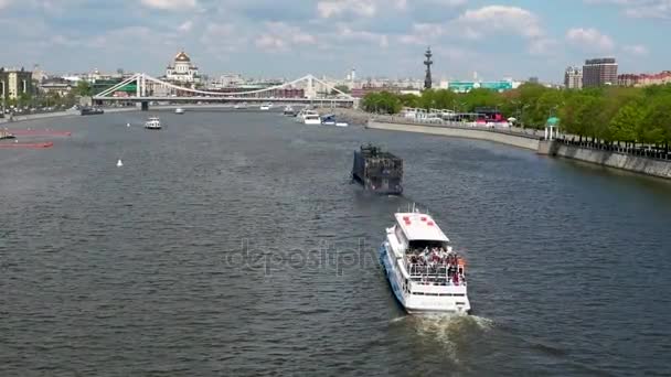 MOSCOW, RÚSSIA - 18 de maio de 2017: O navio navega no rio Moskva e na ponte Krymsky — Vídeo de Stock