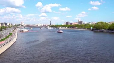 Moskova, Rusya - 18 Mayıs 2017: Moskova Nehri ve Krymsky köprüde gemi yelken