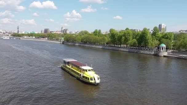 Moskva, Rusko - 18 května 2017: Loď plachty přes Neskuchny zahrada — Stock video