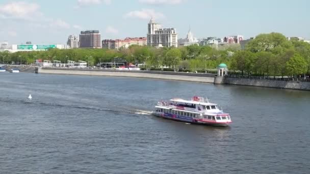Moskova, Rusya - 18 Mayıs 2017: Gemi yelken Neskuchny Bahçe ve Gorki Park — Stok video