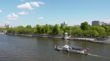 Moskova, Rusya - 18 Mayıs 2017: Gemi yelken Neskuchny Bahçe arasında