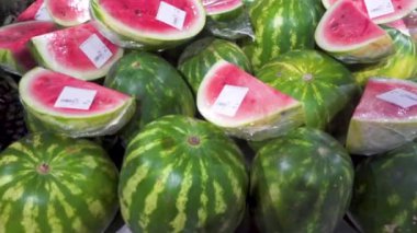 Moskova, Rusya - 21 Mayıs 2017: İ-favori bir süpermarkette Satılık karpuz yelpazesine