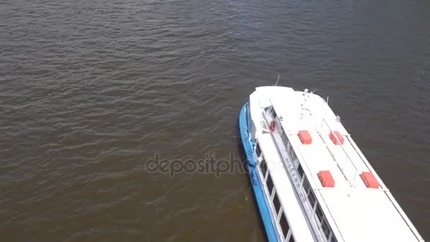 Moskwa, Rosja - 18 maja 2017: Żagle okrętu na rzekę Moskwę — Wideo stockowe