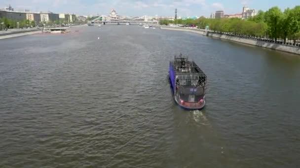 МОСКВА, РОССИЯ - 18 мая 2017 года: Корабль отплывает по Москве и Крымскому мосту — стоковое видео
