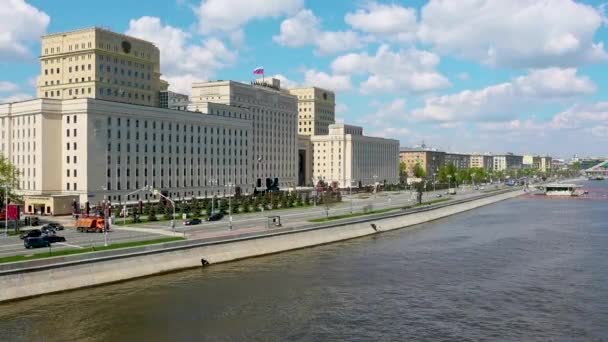 View of Frunzenskaya embankment and Ministry of Defence of the Russian Federation from Novoandreevsky bridge — Stock Video