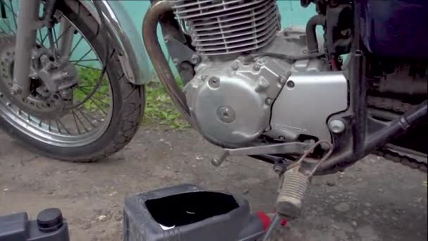 Change motor oil motorcycle — Stock Video
