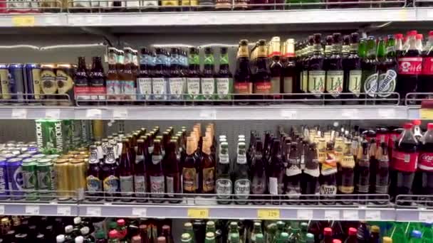 MOSCOW, RÚSSIA - 21 de maio de 2017: Diferentes tipos de cerveja na prateleira da loja em um supermercado i-Favorite — Vídeo de Stock