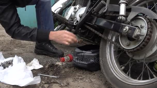 Cambio motor aceite motocicleta — Vídeo de stock