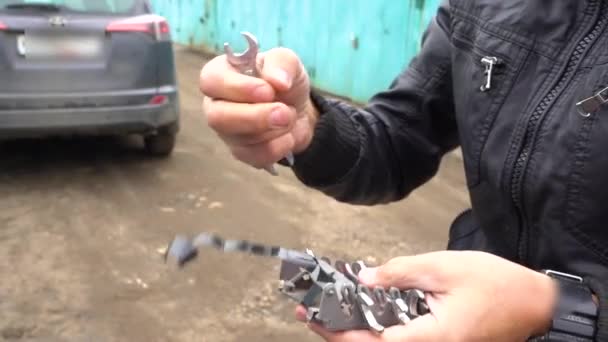 Man houdt de sleutels in zijn hand — Stockvideo