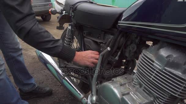 Зміна моторного масляного мотоцикла — стокове відео