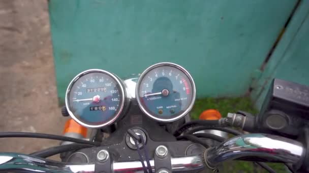 Zoom en el velocímetro de la motocicleta — Vídeo de stock