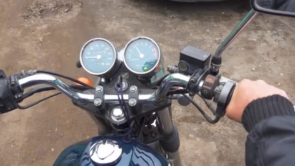Мотоцикліст повертає палицю дроселя — стокове відео