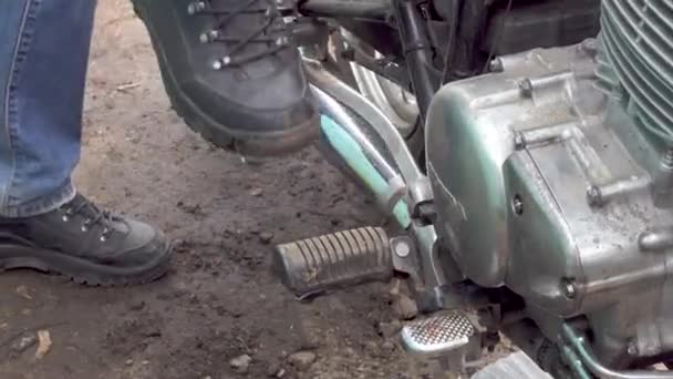 Мотоциклист трясет стартером на мотоцикле — стоковое видео